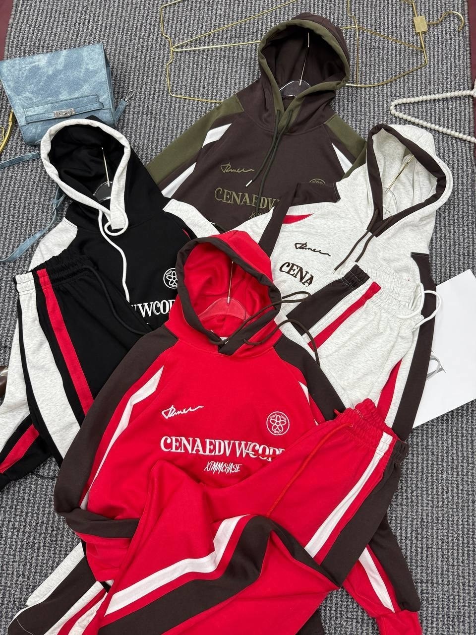 loro piana женский красный костюм,стильные костюмы,костюм спортивный женский,спортивный костюм,спортивный костюм красный