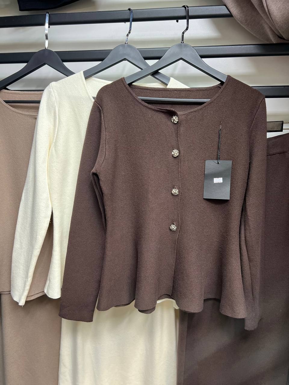 женский костюм с юбкой,элегантный трикотажный костюм с кардиганом и юбкой,трикотажный костюм с юбкой женский,костюм трикотажный с юбкой макси emberens,элегантный трикотажный костюм