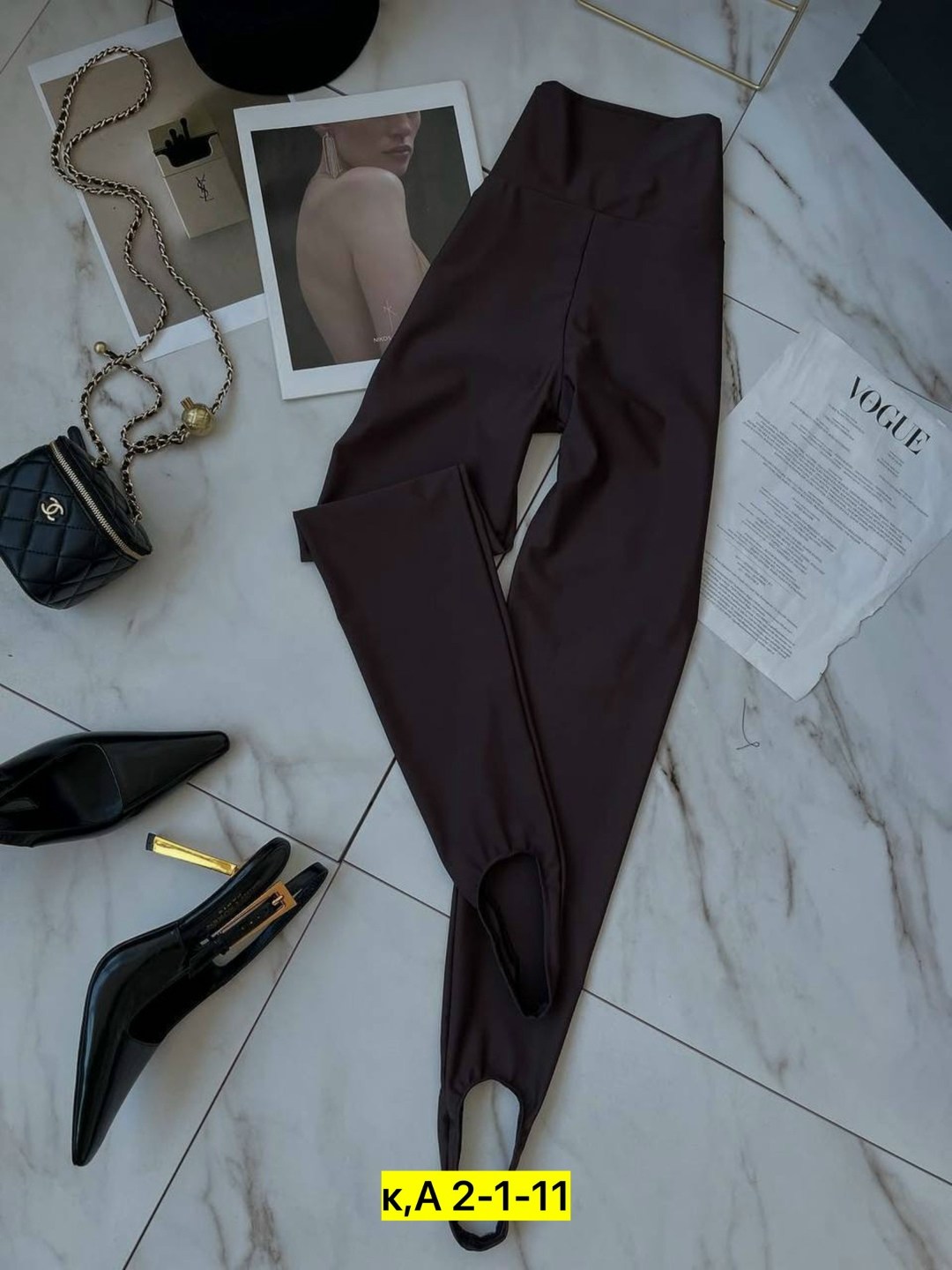 бежевые спортивные леггинсы в рубчик для женщин,бежевые трикотажные леггинсы в рубчик,белые легинсы,легинсы в рубчик,трикотажные легинсы