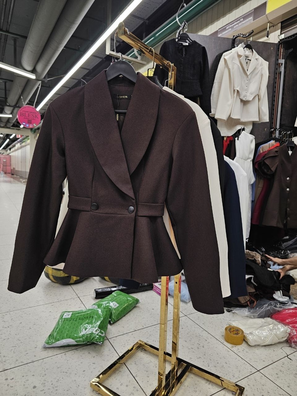 костюм с юбкой,пиджак женский белый,женские костюмы,пиджак-баска с акцентной талией