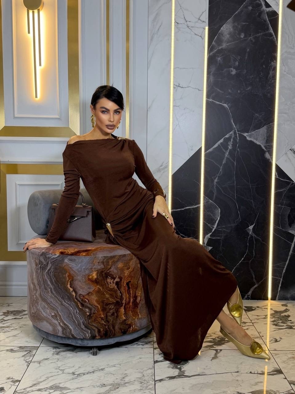 вечернее платье,платье,платье коричневое,платье макси на одно плечо с узлом и драпировкой на юбке,женское длинное элегантное плиссированное платье s коричневый