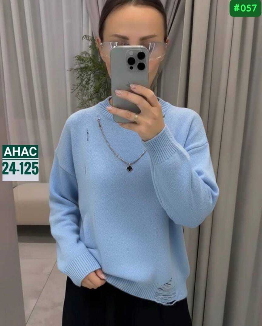 женская кофта,свитер женский,женский джемпер,свитер свободного кроя с рванкой,женская кофта белая