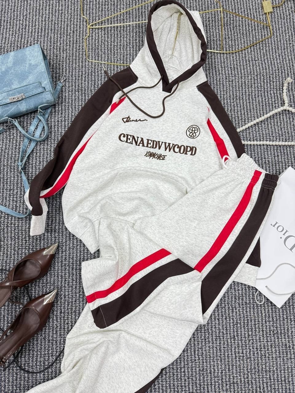 loro piana женский красный костюм,стильные костюмы,костюм спортивный женский,спортивный костюм,спортивный костюм красный