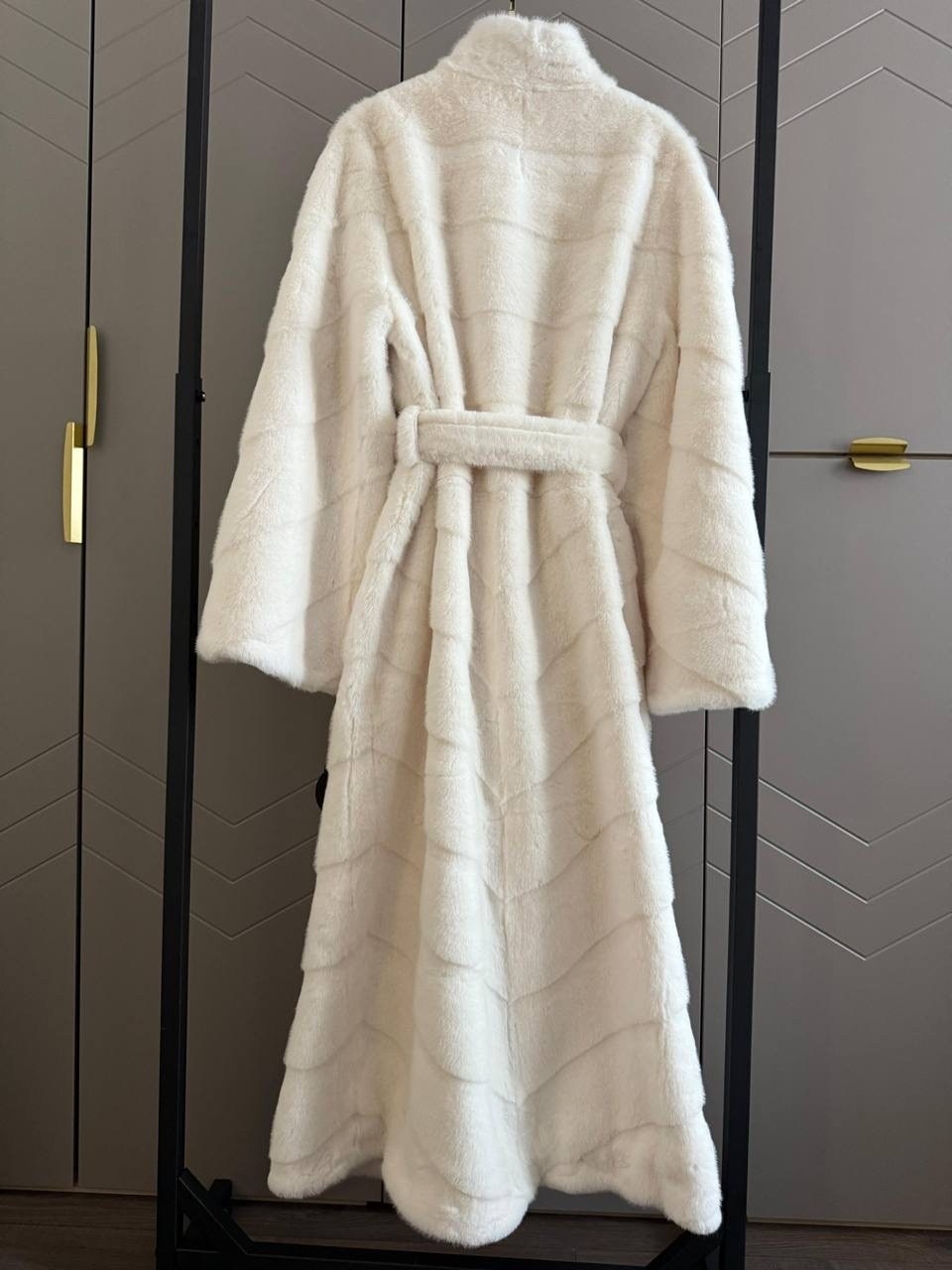 белая норковая шуба,норковая шуба,белая норковая шуба с поясом,женская норковая шуба,белая норковая шуба с капюшоном