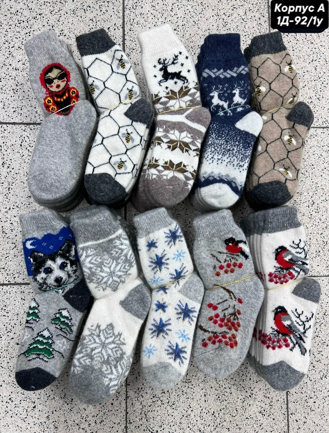 набор шерстяных варежек и носков,шерстяные носки,женские носки шерстяные,варежки и шерстяные носки,много шерстяных носков