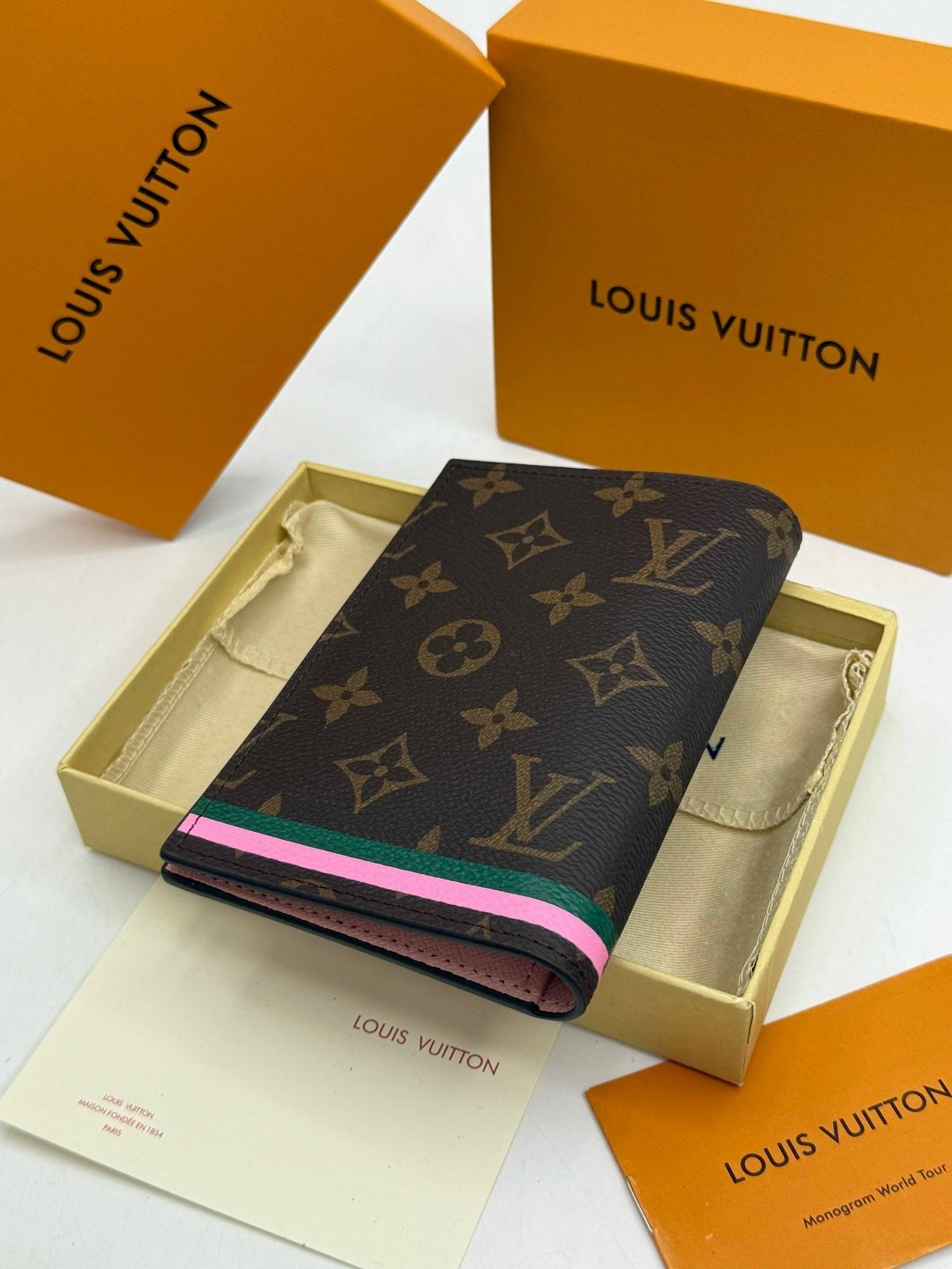 обложка на паспорт louis vuitton,женская обложка на паспорт louis vuitton,кошелек louis vuitton,louis vuitton passport cover,louis vuitton monogram canvas passport cover
