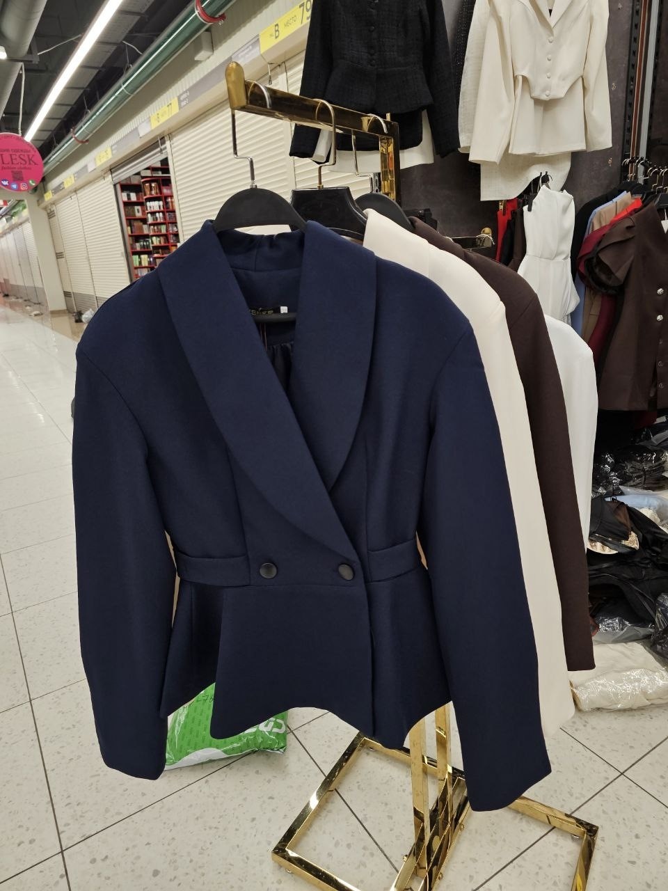 костюм с юбкой,пиджак женский белый,женские костюмы,пиджак-баска с акцентной талией