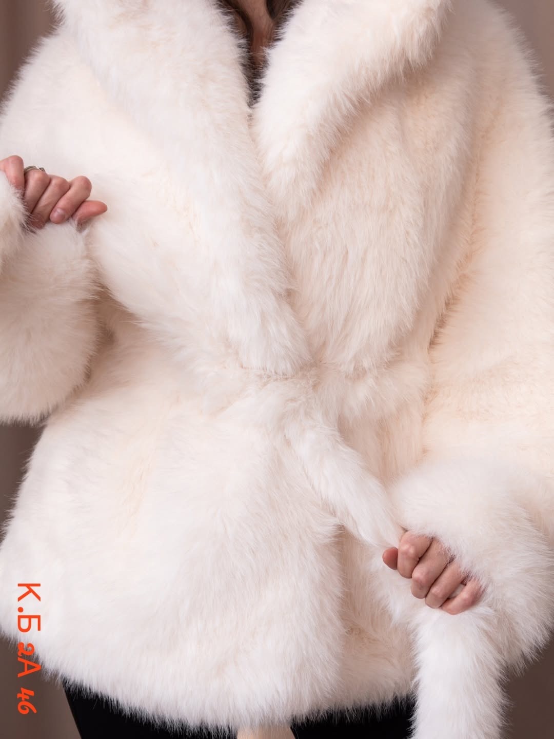 женская шуба из натурального лисьего меха,шуба белая,шуба из белой лисы,белая норковая шуба,шубка