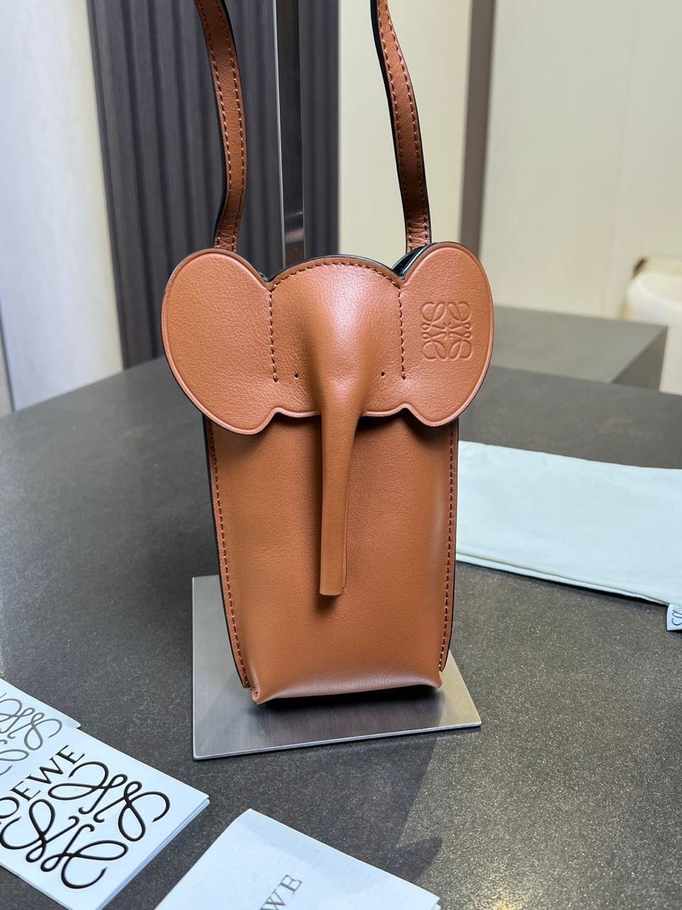 сумка слоник,кожаная сумка через плечо elephant pocket loewe,loewe сумка elephant,loewe elephant bag,loewe сумка на плечо