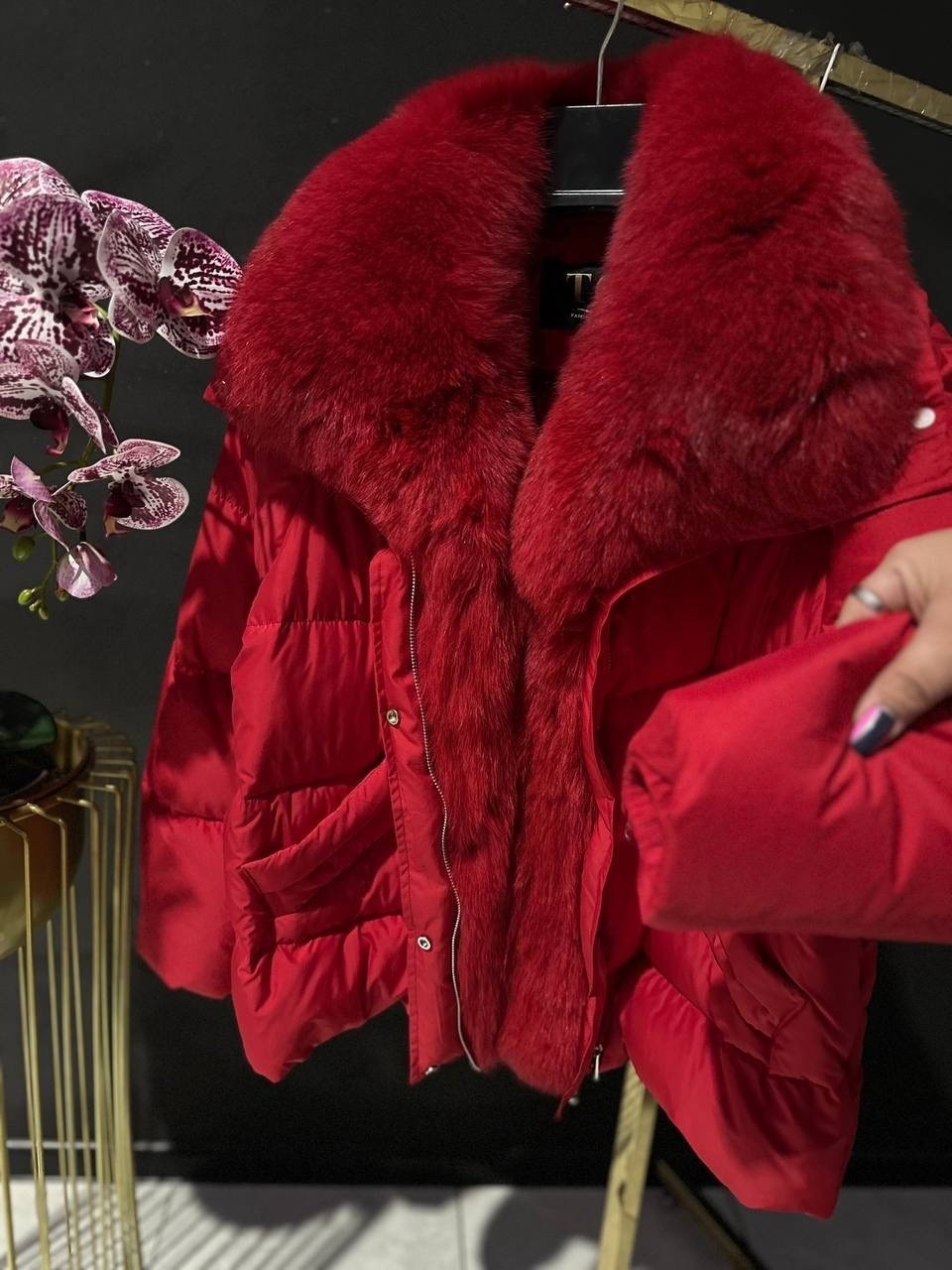 пуховик монклер женский красный,пуховики с натуральным мехом,зимние куртки,женский пуховик,куртка зимняя женская