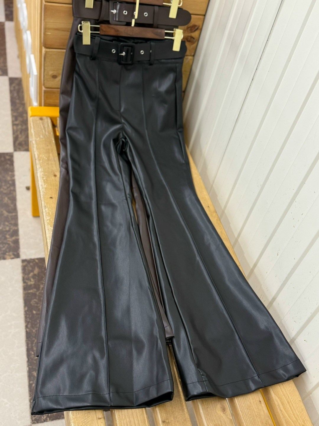 винтажные коричневые брюки-клеш из искусственной кожи,женские брюки-клеш из искусственной кожи коричневые,женские брюки-клеш из искусственной кожи y2k,брюки женские кожаные,брюки-клеш из искусственной