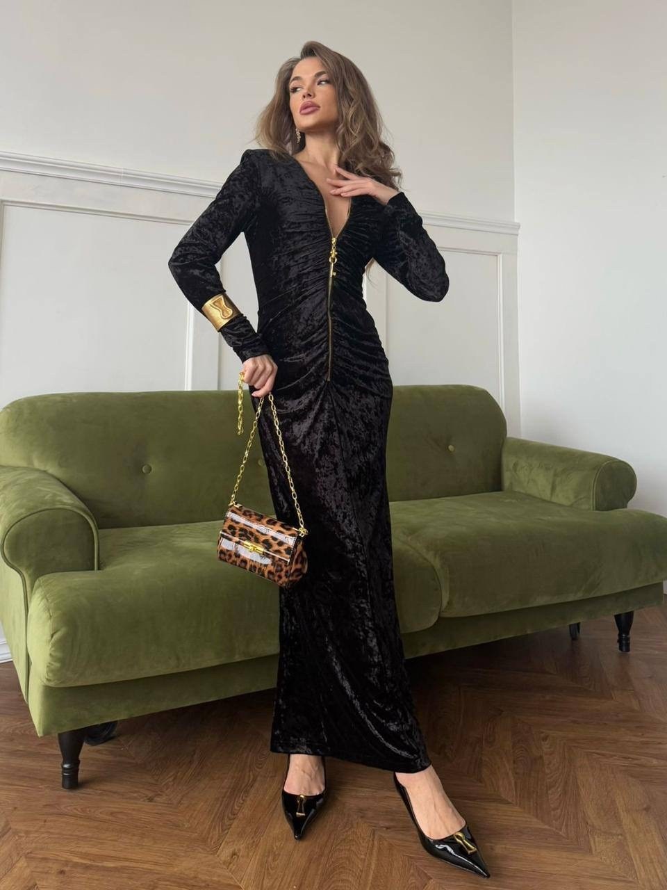 женское черное вечернее платье с разрезом из бархатной ткани,платье бархат длинное,платье в бархате,бархатное платье,платье велюровое вечернее