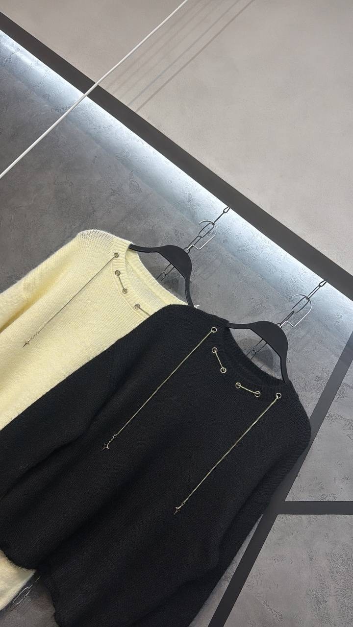 модные свитера,свитер с круглым вырезом,кофта женская,кофта с булавками,свитера женские