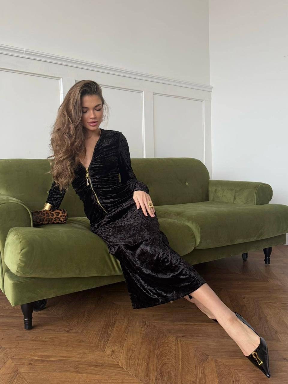 женское черное вечернее платье с разрезом из бархатной ткани,платье бархат длинное,платье в бархате,бархатное платье,платье велюровое вечернее