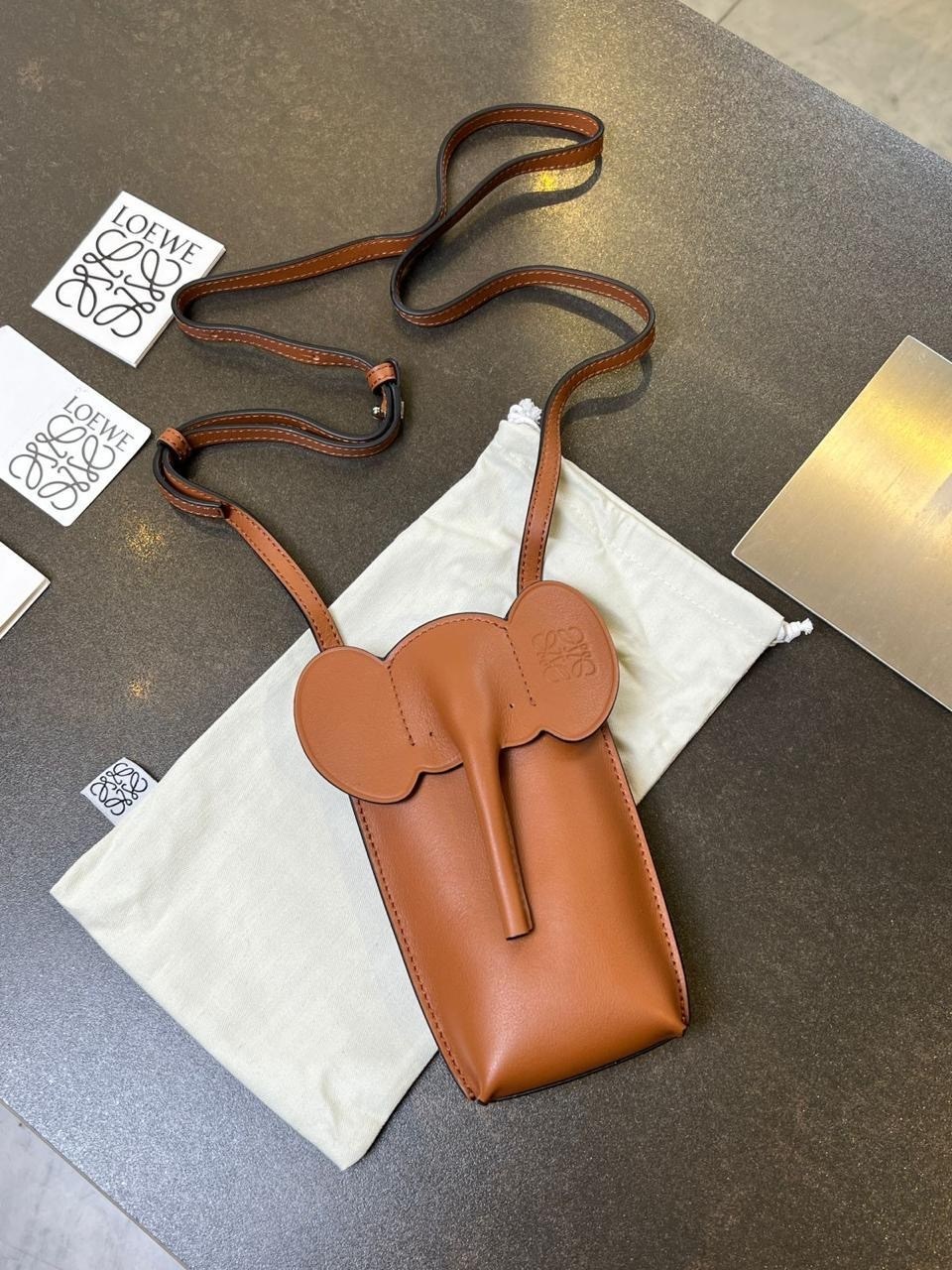 сумка слоник,кожаная сумка через плечо elephant pocket loewe,loewe сумка elephant,loewe elephant bag,loewe сумка на плечо