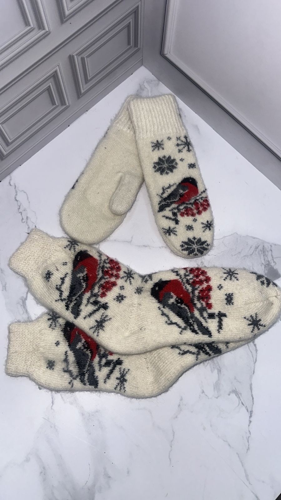 варежки "мир шерсти" теплые шерстяные снегири,варежки теплые шерстяные со снегирями s.s&r,женские шерстяные варежки со снегирями,варежки шерстяные с принтом "снегири",женские шерстяные варежки