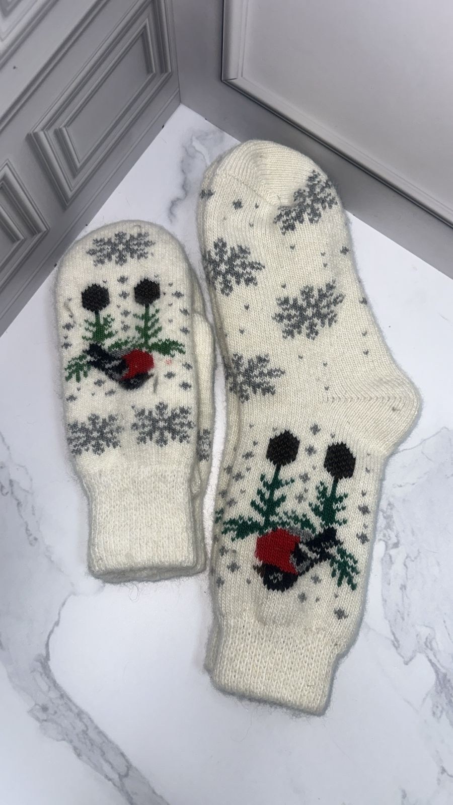 варежки "мир шерсти" теплые шерстяные снегири,варежки теплые шерстяные со снегирями s.s&r,женские шерстяные варежки со снегирями,варежки шерстяные с принтом "снегири",женские шерстяные варежки