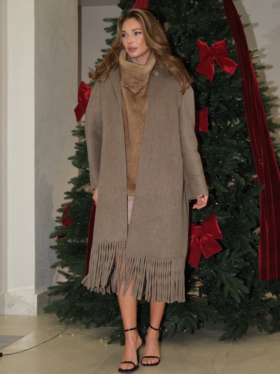 шерстяное пальто,пальто с воротником,модный стиль,длинное пальто,женское пальто