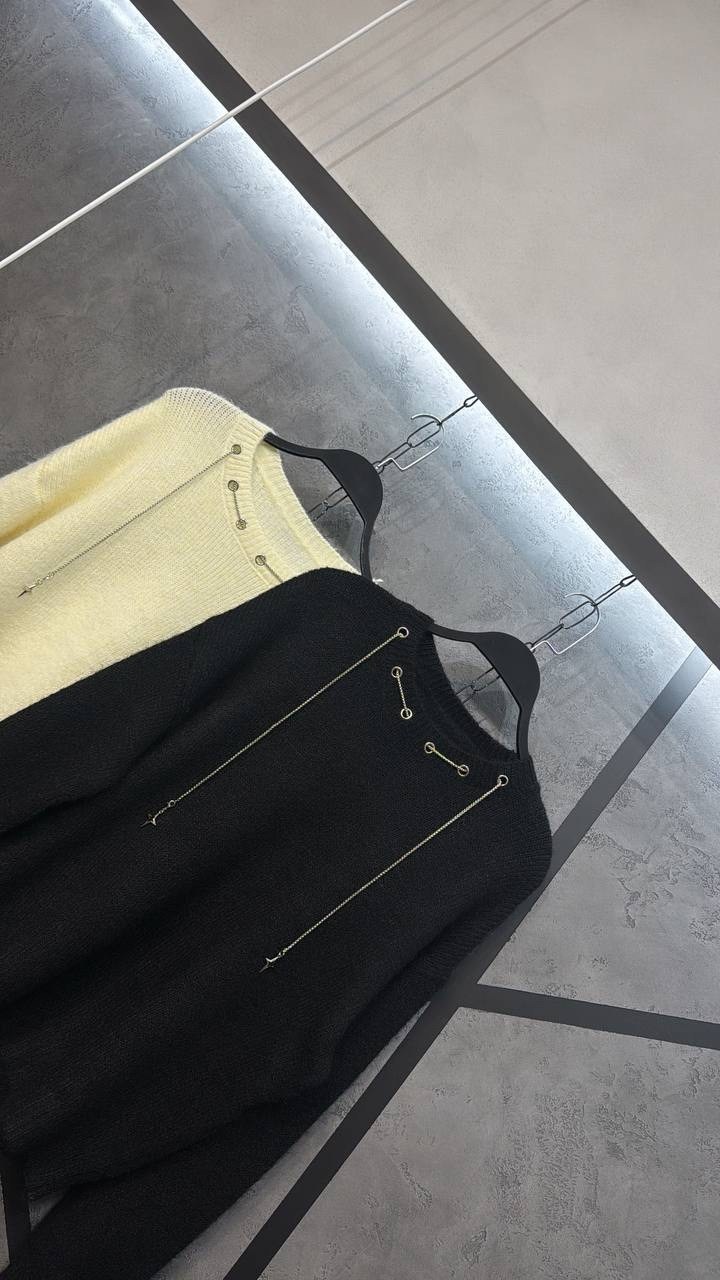 модные свитера,свитер с круглым вырезом,кофта женская,кофта с булавками,свитера женские