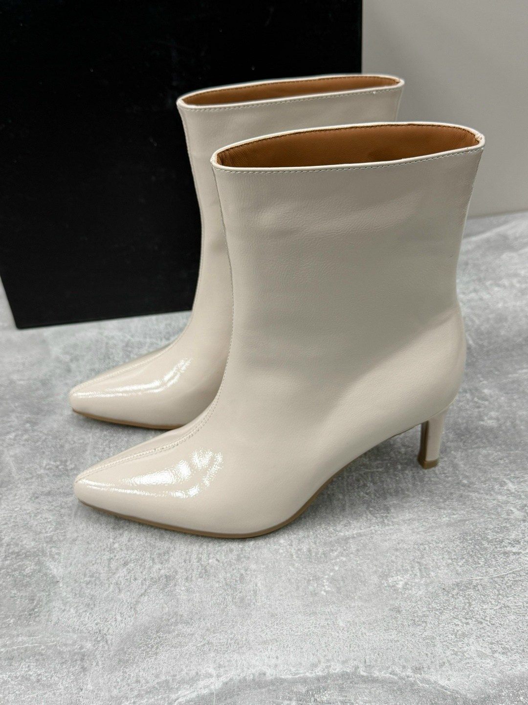 ботильоны женские,женские ботильоны с острым носком,модные ботильоны,женские ботильоны с острым носком на тонком высоком каблуке,женские ботильоны из лакированной кожи