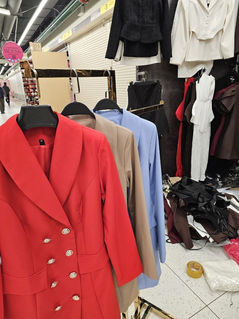 женский двубортный блейзер на пуговицах,женский двубортный блейзер,женский двубортный пиджак,двубортный блейзер,платье-пиджак