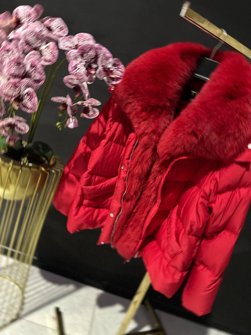 пуховик монклер женский красный,пуховики с натуральным мехом,зимние куртки,женский пуховик,куртка зимняя женская