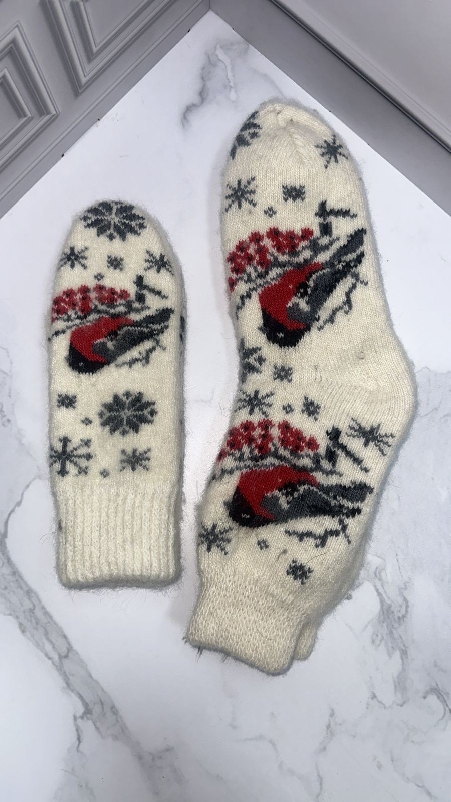 варежки "мир шерсти" теплые шерстяные снегири,варежки теплые шерстяные со снегирями s.s&r,женские шерстяные варежки со снегирями,варежки шерстяные с принтом "снегири",женские шерстяные варежки