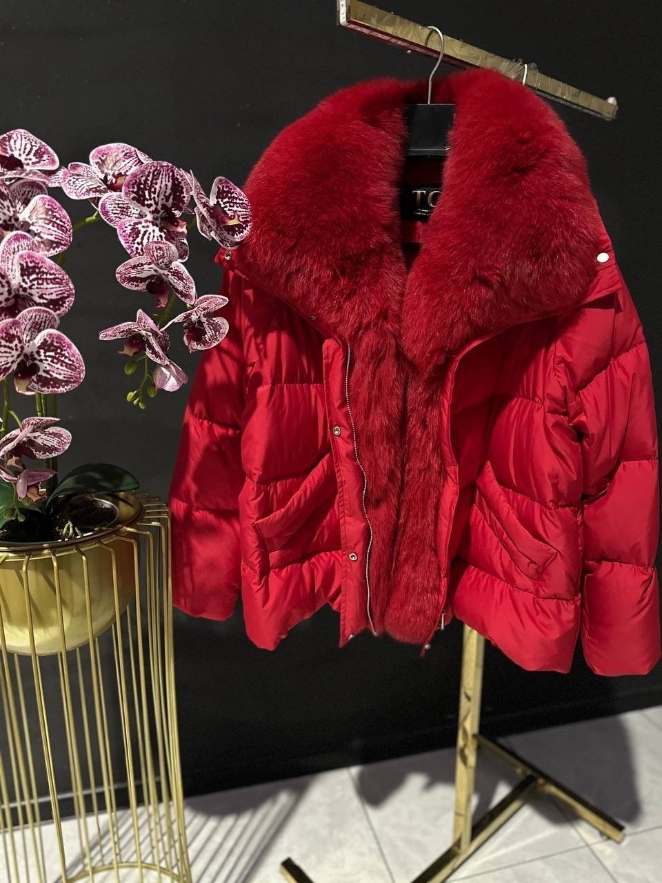 пуховик монклер женский красный,пуховики с натуральным мехом,зимние куртки,женский пуховик,куртка зимняя женская