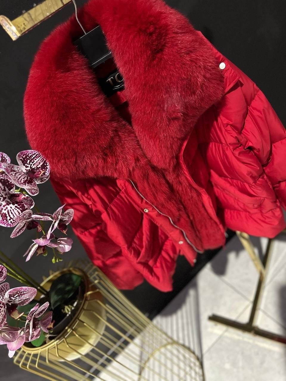 пуховик монклер женский красный,пуховики с натуральным мехом,зимние куртки,женский пуховик,куртка зимняя женская