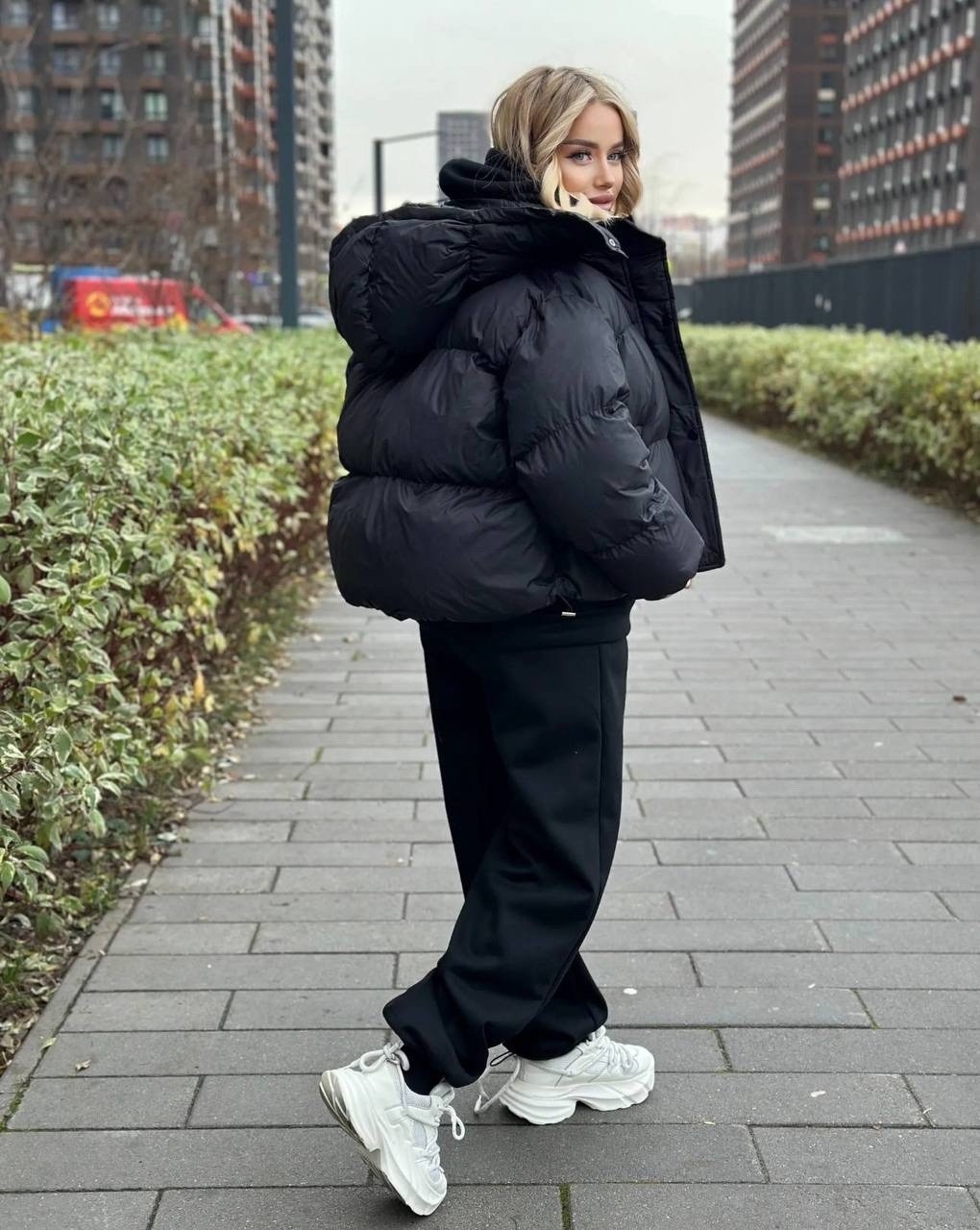 оверсайз куртка,пуховик оверсайз,укороченная куртка,куртка оверсайз с капюшоном,пуховик со спортивным костюмом женский
