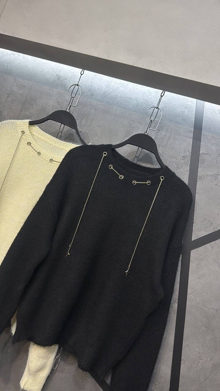 модные свитера,свитер с круглым вырезом,кофта женская,кофта с булавками,свитера женские