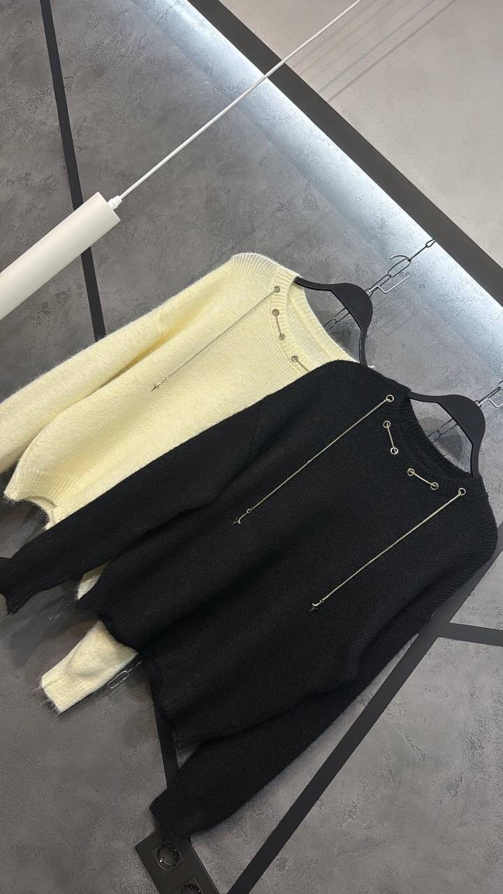 модные свитера,свитер с круглым вырезом,кофта женская,кофта с булавками,свитера женские