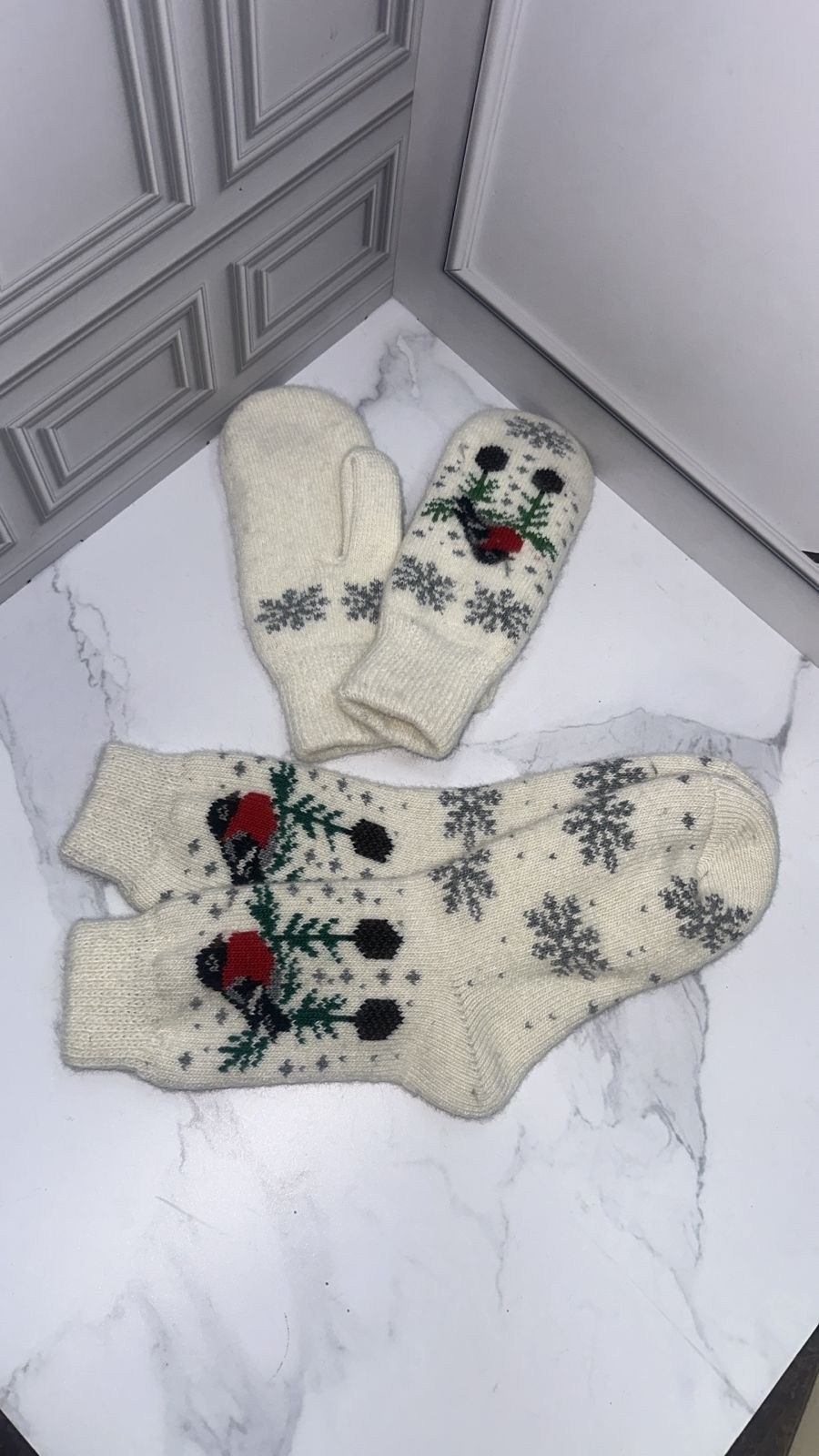 варежки "мир шерсти" теплые шерстяные снегири,варежки теплые шерстяные со снегирями s.s&r,женские шерстяные варежки со снегирями,варежки шерстяные с принтом "снегири",женские шерстяные варежки