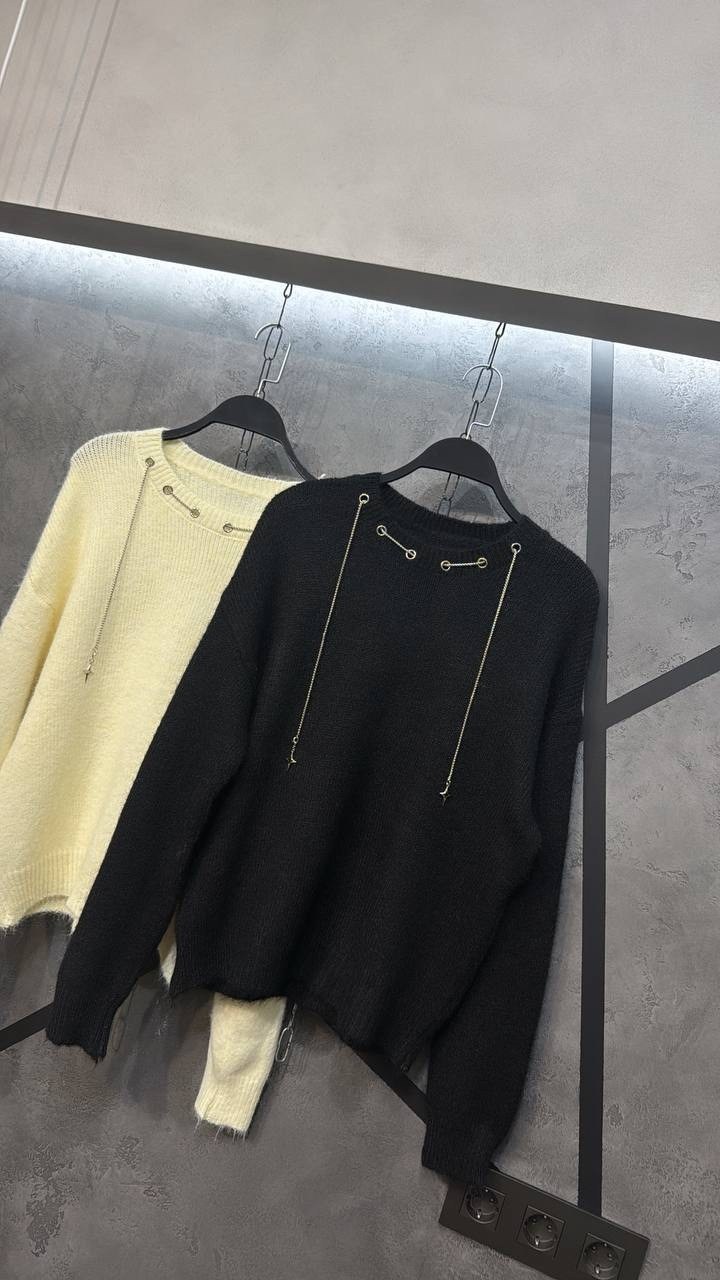 модные свитера,свитер с круглым вырезом,кофта женская,кофта с булавками,свитера женские