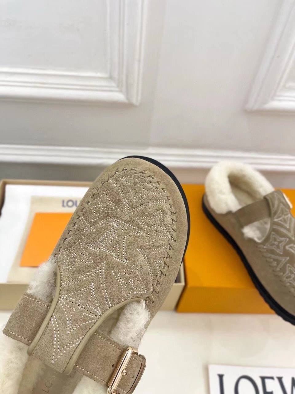 ,женские замшевые ботинки louis vuitton colorado comfort на меху бежевые,ботинки louis vuitton,женские сандали louis vuitton,женская