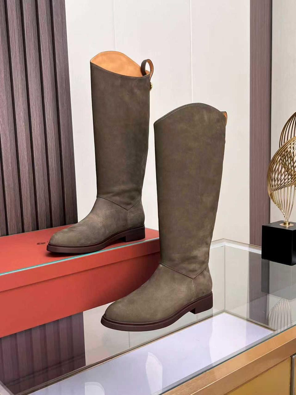 сапоги hermes,сапоги женские hermes,hermes женские замшевые сапоги premium black,замшевые сапоги hermes в жокейском стиле,женские сапоги