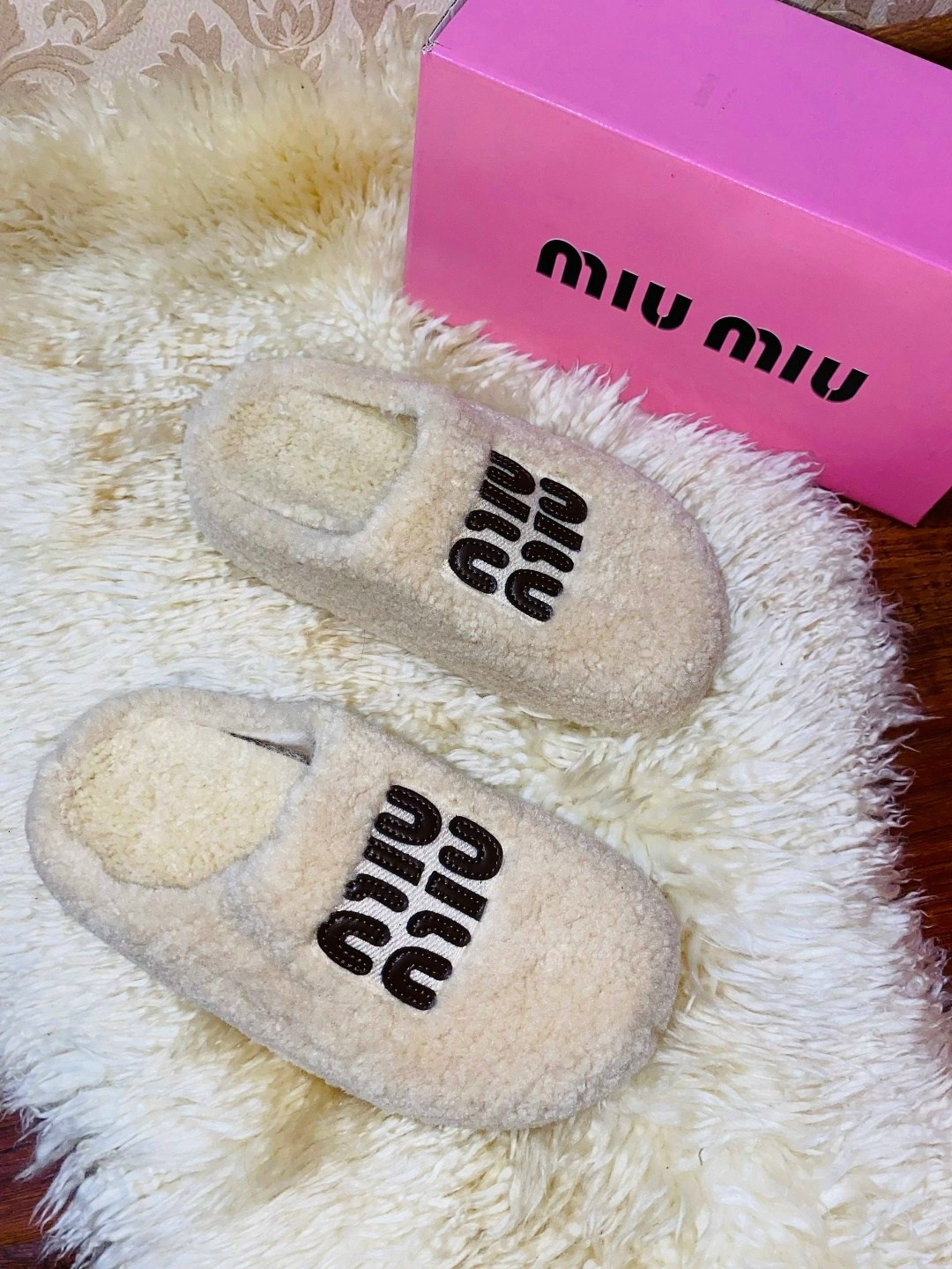 тапочки домашние открытые для дома miu miu,тапочки miu miu,шлепанцы из меха miu miu белые,шлепанцы miu miu с мехом,тапочки женские с мехом miu miu