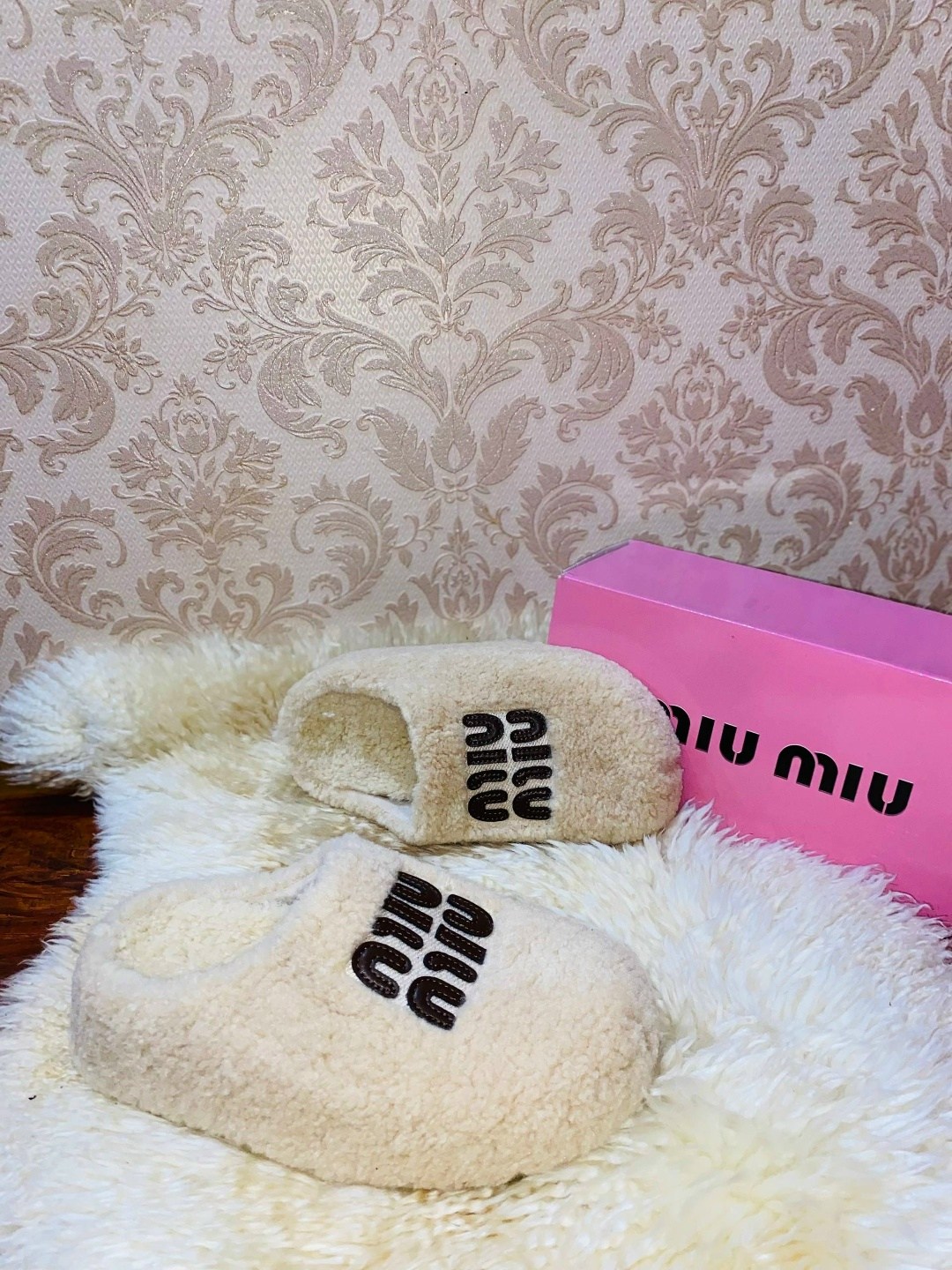 тапочки домашние открытые для дома miu miu,тапочки miu miu,шлепанцы из меха miu miu белые,шлепанцы miu miu с мехом,тапочки женские с мехом miu miu