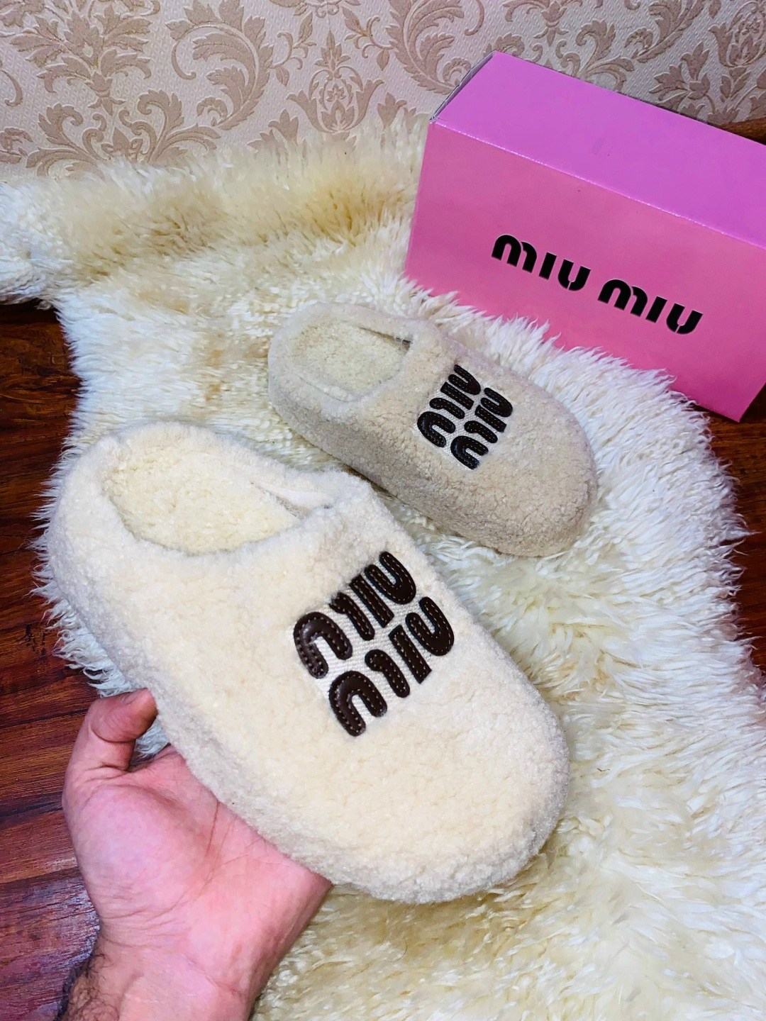 тапочки домашние открытые для дома miu miu,тапочки miu miu,шлепанцы из меха miu miu белые,шлепанцы miu miu с мехом,тапочки женские с мехом miu miu