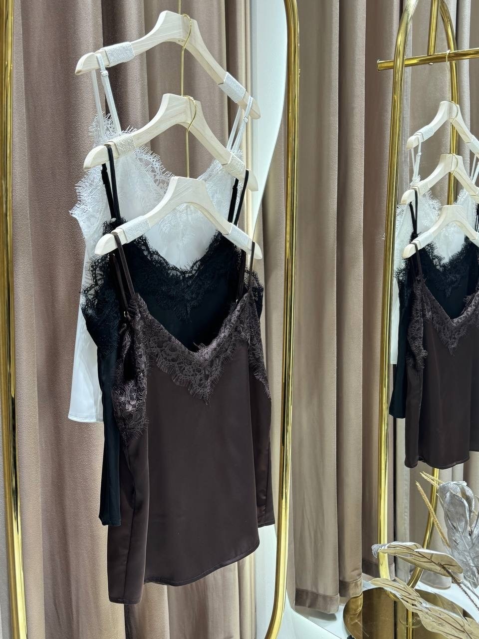 топ с кружевом в бельевом стиле,бельевой стиль кружево,шелковый топ в бельевом стиле,шелковый топ с кружевом,топ в бельевом стиле