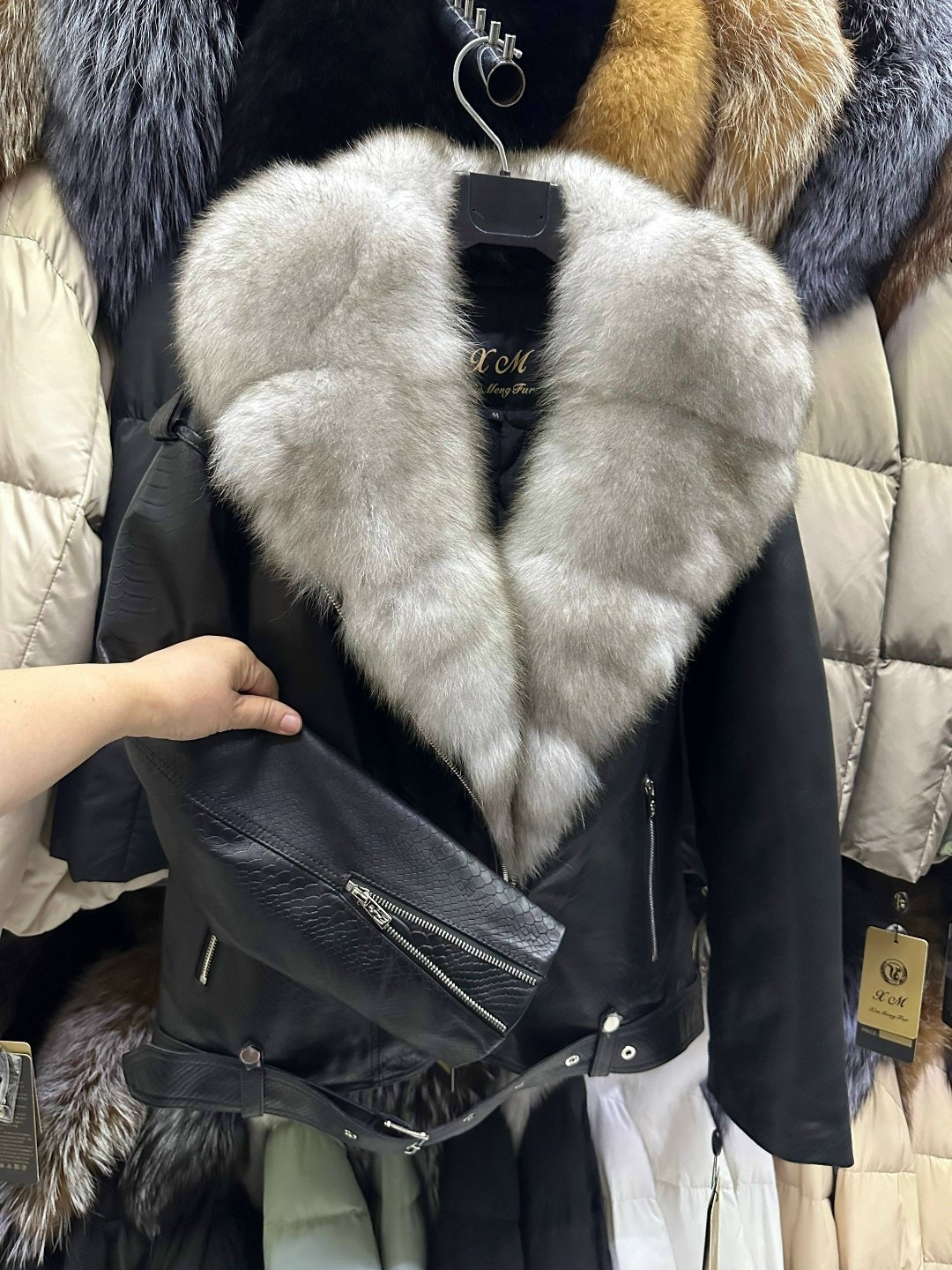 куртка натуральная кожа с песцом,куртка натуральная кожа мех песец,кожаная куртка с мехом песца,куртка кожаная с мехом,куртка натуральная кожа мех чернобурка