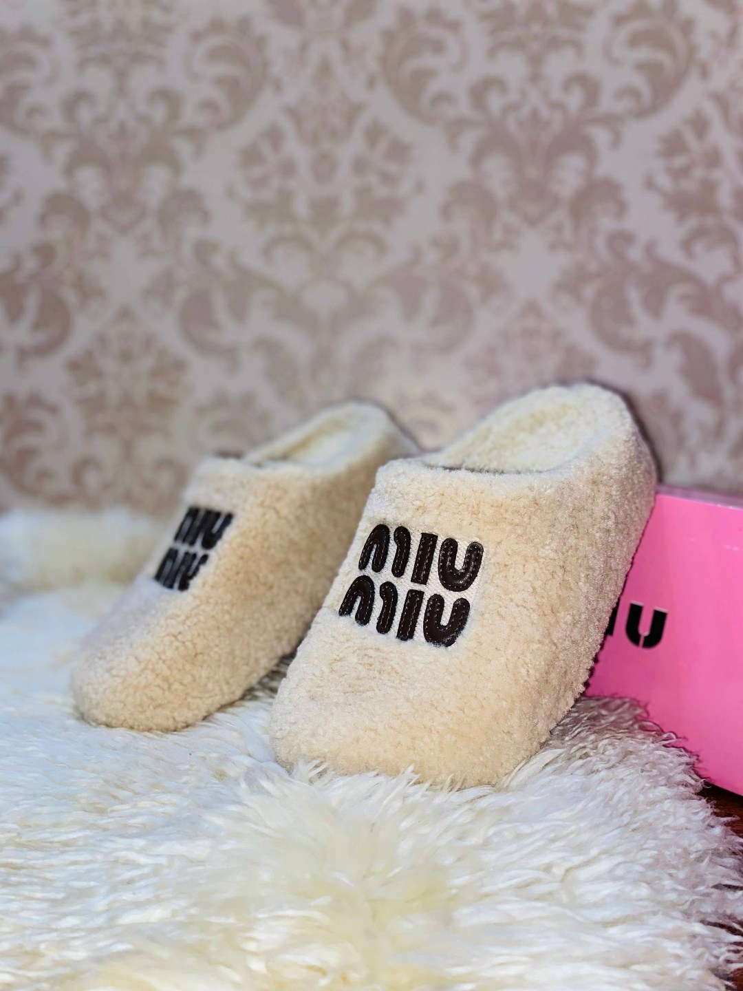 тапочки домашние открытые для дома miu miu,тапочки miu miu,шлепанцы из меха miu miu белые,шлепанцы miu miu с мехом,тапочки женские с мехом miu miu