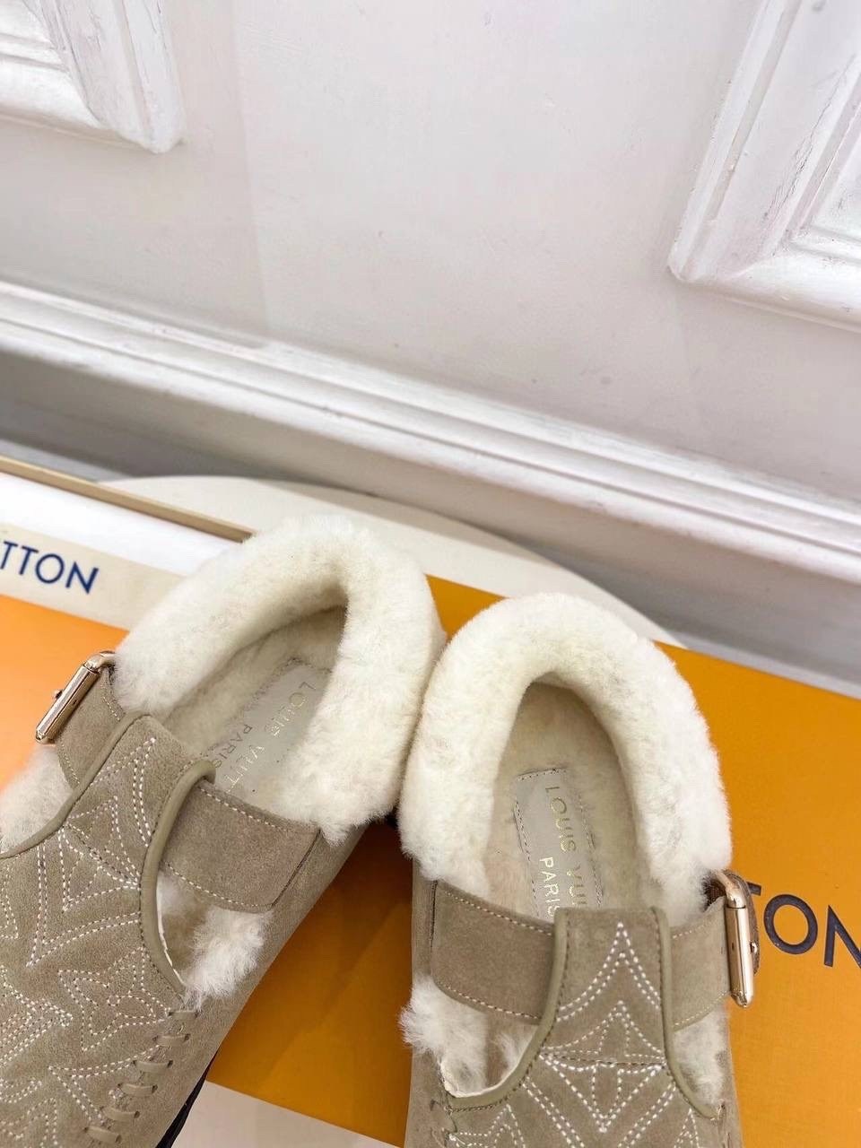 ,женские замшевые ботинки louis vuitton colorado comfort на меху бежевые,ботинки louis vuitton,женские сандали louis vuitton,женская