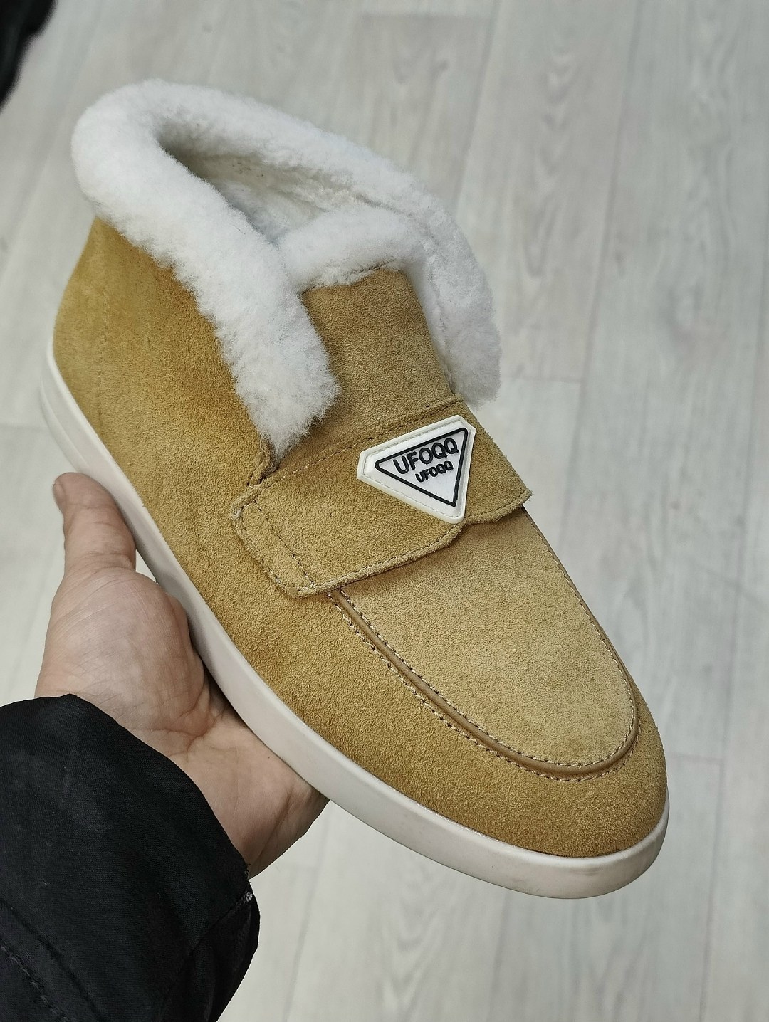 женские замшевые ботинки prada 2025 с мехом бежевые,prada ботинки женские,лоферы prada,лоферы туфли женские натуральные рыжие замша мех зимние брендовые в стиле prada,