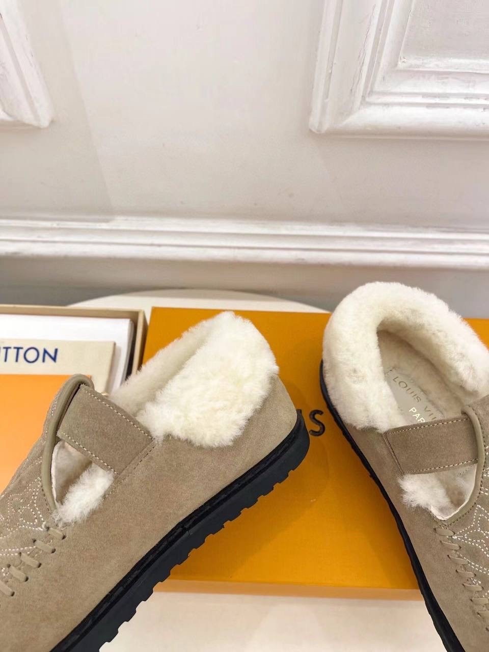 ,женские замшевые ботинки louis vuitton colorado comfort на меху бежевые,ботинки louis vuitton,женские сандали louis vuitton,женская