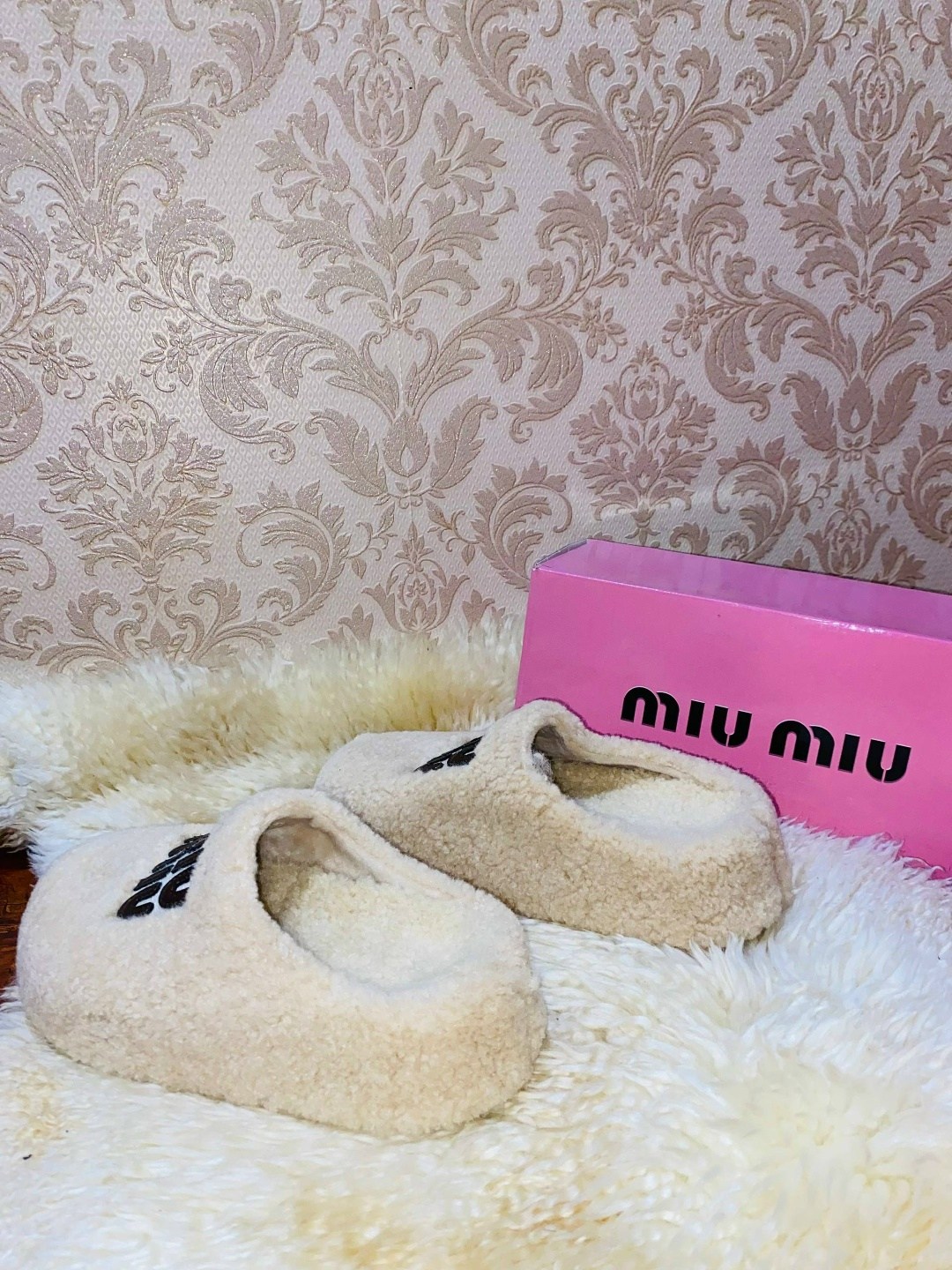 тапочки домашние открытые для дома miu miu,тапочки miu miu,шлепанцы из меха miu miu белые,шлепанцы miu miu с мехом,тапочки женские с мехом miu miu
