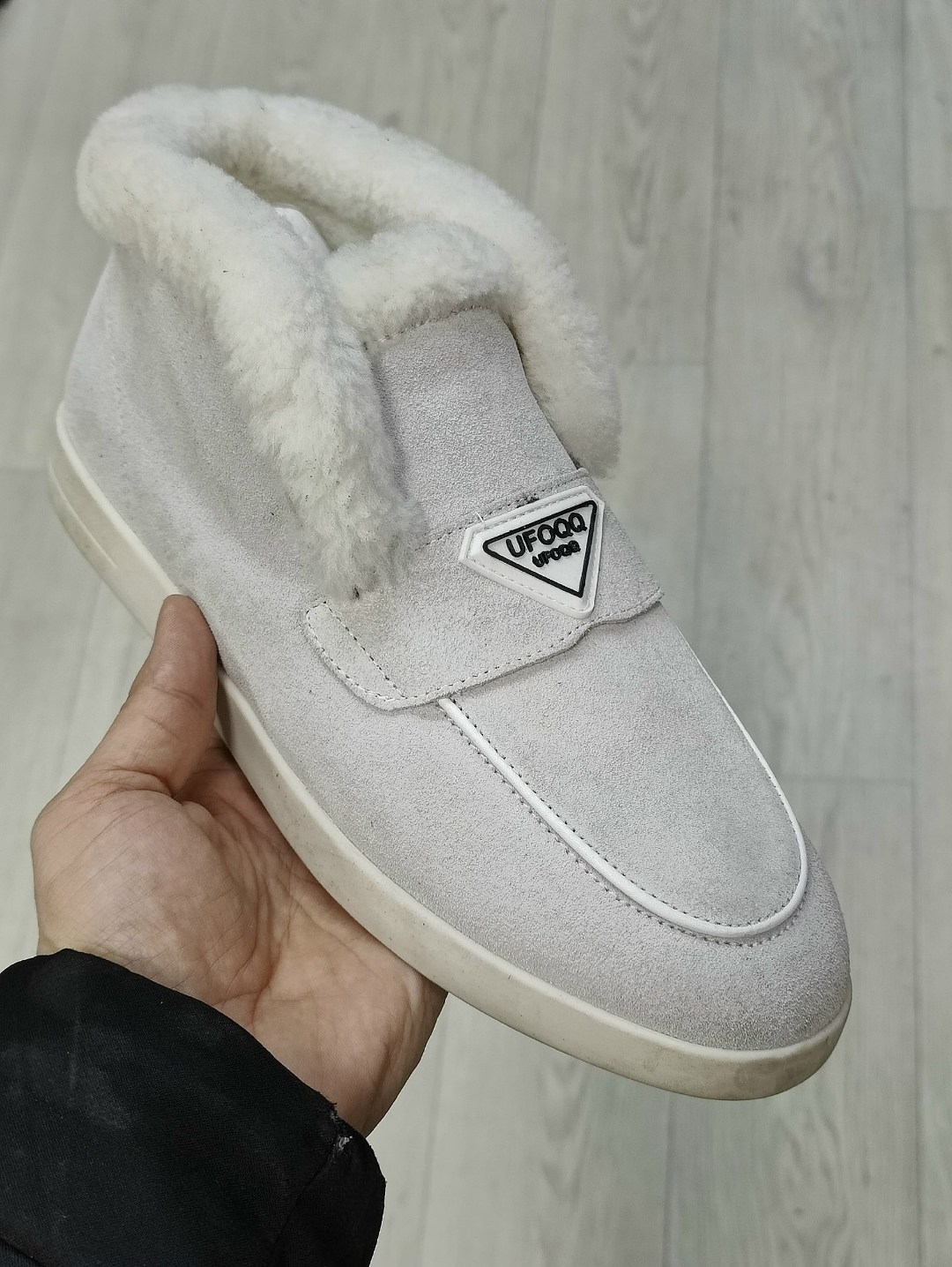 женские замшевые ботинки prada 2025 с мехом бежевые,prada ботинки женские,лоферы prada,лоферы туфли женские натуральные рыжие замша мех зимние брендовые в стиле prada,