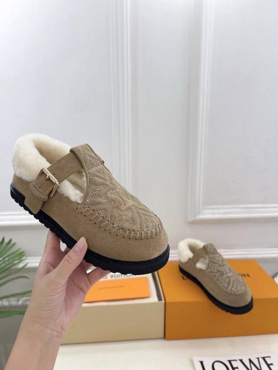 ,женские замшевые ботинки louis vuitton colorado comfort на меху бежевые,ботинки louis vuitton,женские сандали louis vuitton,женская