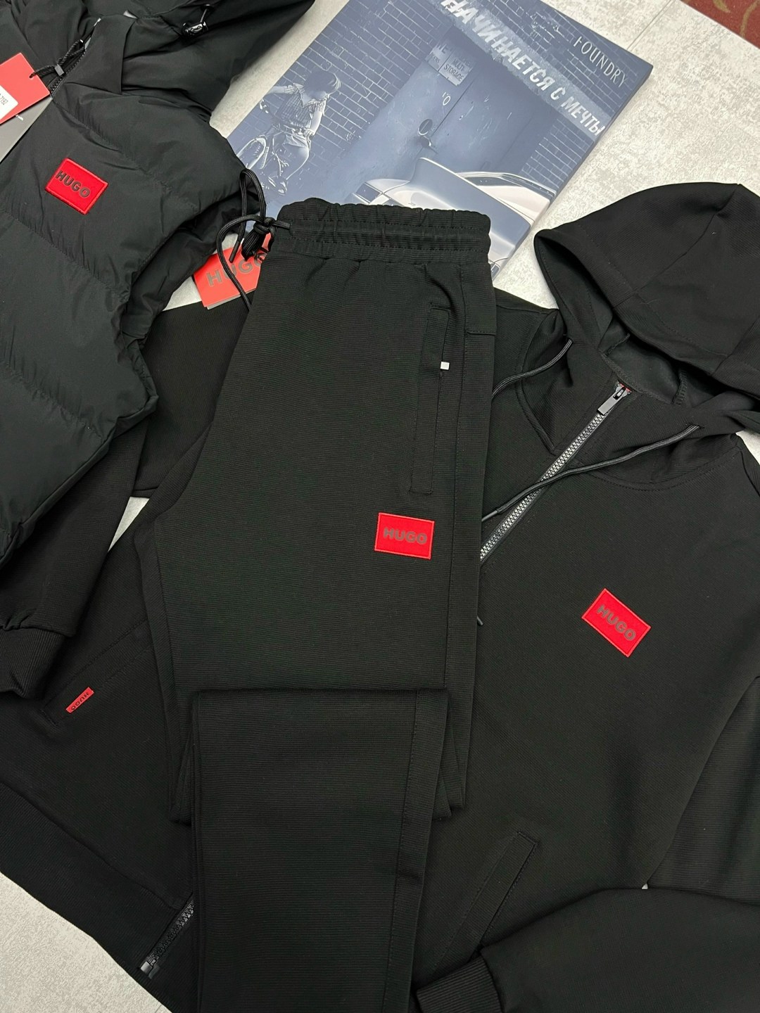 спортивный костюм hugo boss,hugo костюм спортивный,мужской спортивный костюм тройка hugo boss,мужской спортивный костюм,костюм спортивный