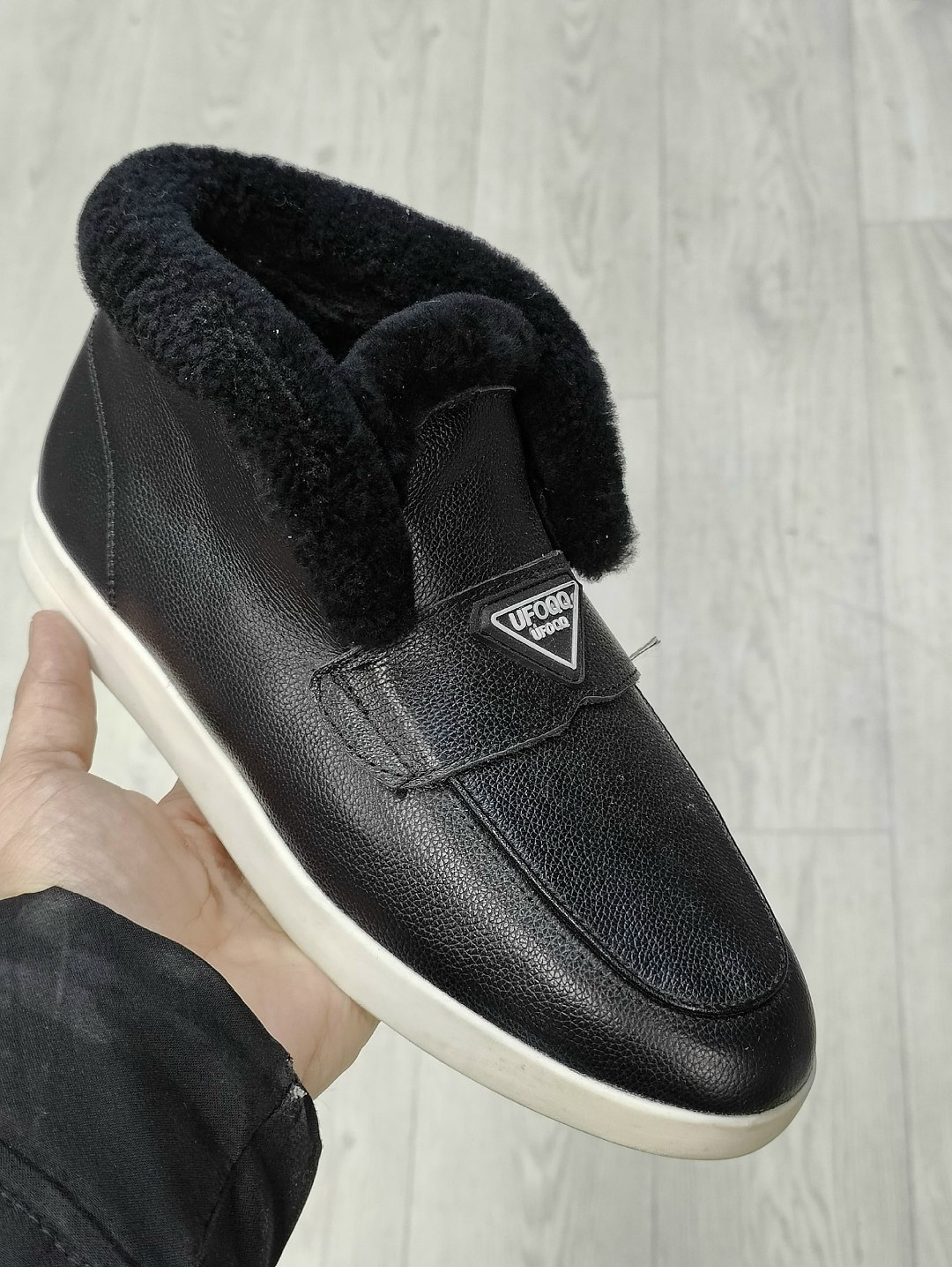 женские замшевые ботинки prada 2025 с мехом бежевые,prada ботинки женские,лоферы prada,лоферы туфли женские натуральные рыжие замша мех зимние брендовые в стиле prada,